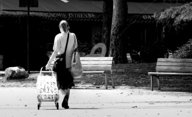 LA FEMME AU CADDY