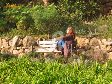 LA JEUNE FEMME SUR UN BANC